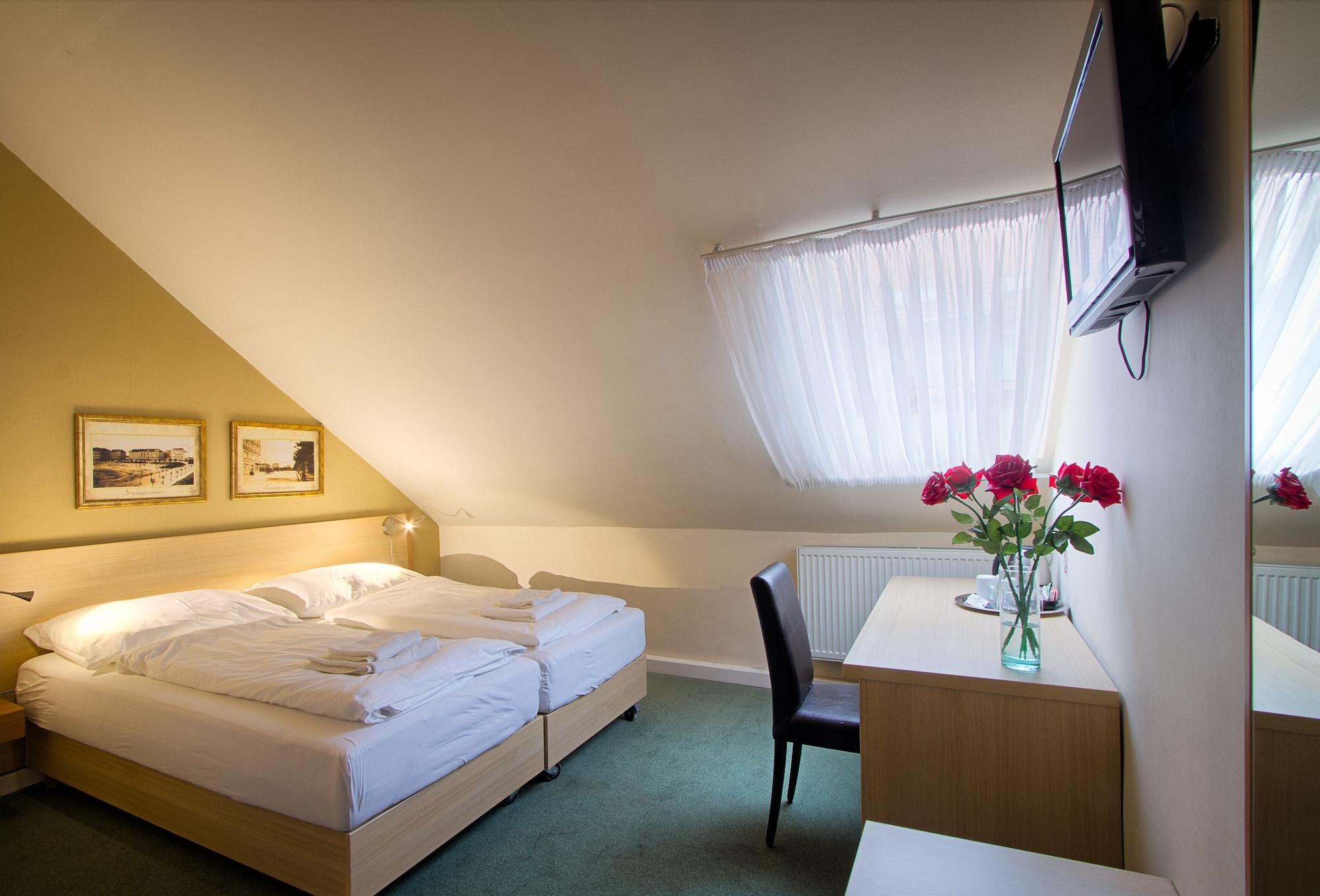 Hotel Taurus Prag Exteriör bild